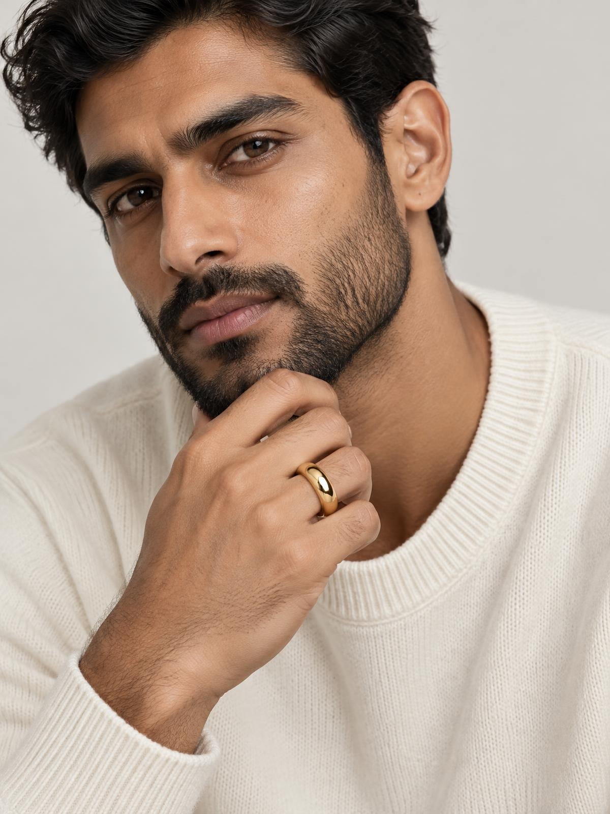 Atelier Verrine Gold Band No. 4 in silver — worn by a model